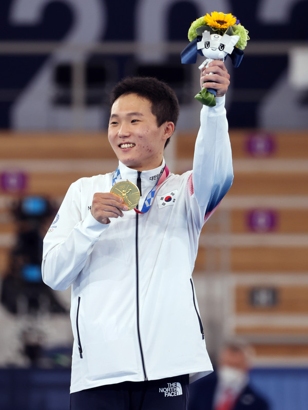 2일 일본 아리아케 체조경기장에서 열린 도쿄올림픽 남자 기계체조 도마 시상식에서 신재환이 금메달을 들고 미소짓고 있다. 사진=연합뉴스