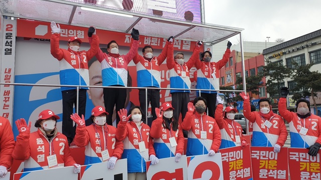 국민의힘 충북선거대책위원회가 15일 오전 청주대교 사거리에서 출정식을 갖고 필승을 다짐하고 있다.
