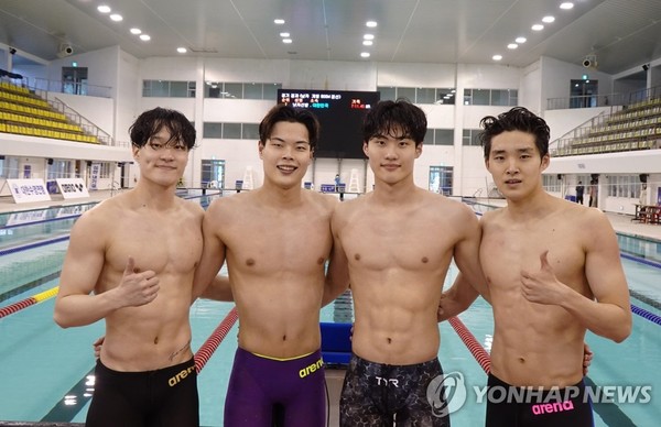 이유연(왼쪽부터), 이호준, 황선우, 김우민의 2021 경영 국가대표 선발대회 남자 계영 800m 한국기록 수립 당시 모습.
