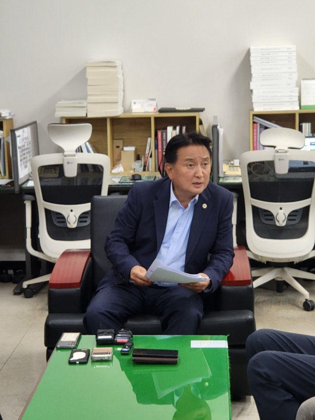 4일 김영환 충북도지사가 기자실을 방문해 복지공약 지급시기를 놓고 설명을 하고있다.