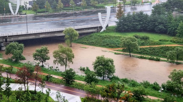 10일 새벽 대전지역에 쏟아진 폭우로 서구·유성구 일대 도안신도시를 관통하는 진잠천 산책로가 물에 잠기고 있다.
