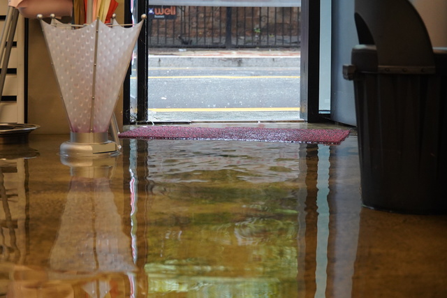 복대동 인근 식당 바닥에 흥건하게 고인 물 (사진=맹찬호 기자)