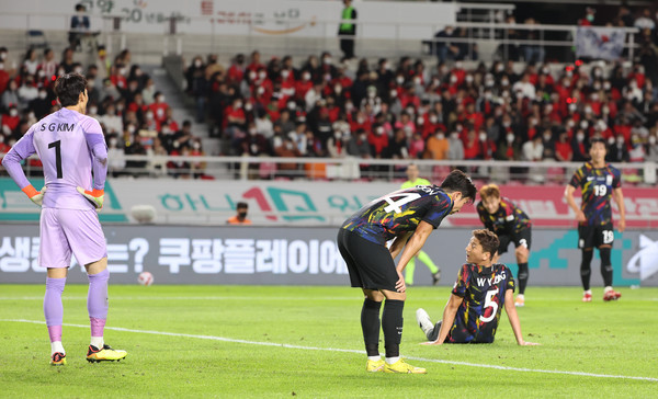 아쉬운 실점23일 고양종합운동장에서 열린 한국과 코스타리카 축구 대표팀 평가전에서 동점골 허용 후 한국 선수들이 아쉬워하고 있다. 
