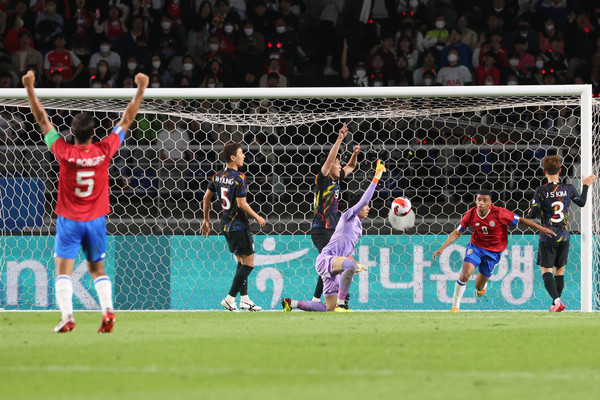 역전 당하는 한국​​​​​​​23일 고양종합운동장에서 열린 한국 대 코스타리카 축구대표팀 평가전에서 한국이 코스타리카 주이슨 베넷에게 두번째 골을 실점하고 있다.
