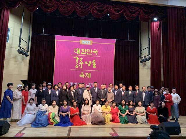 지난 26일 서원대 예술관에서 열린 '2023 대한민국 시낭송축제' 무대에 오른 명사와 시낭송가, 관계자들이 기념촬영하고 있다.
