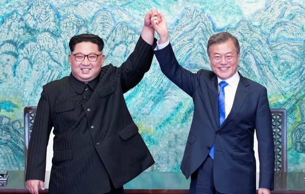 남북 정상이 선언문에 서명한 뒤 손을 함께 들고 평화의 한반도를 만들겠다는 의지를 보여주고 있다.