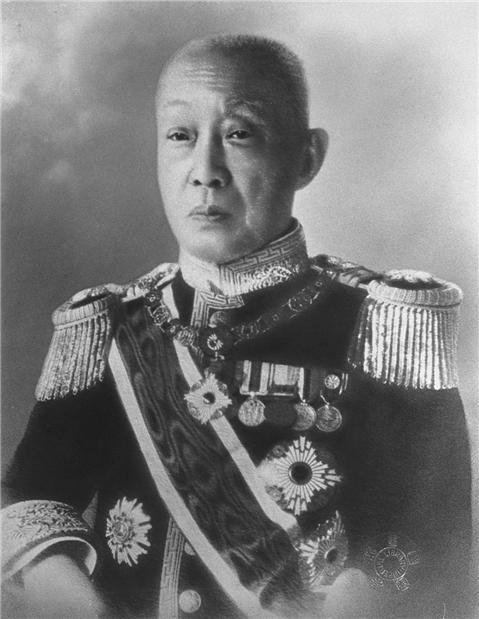 사이온지긴모치(西園寺公望·1849~1940)는  4차 이토 내각에서 이토 히로부미 총리 임시 대리를 맡았다가 나중에 이토가 단독 사임하면서 내각 총리 대신 임시 겸임을 맡았다.