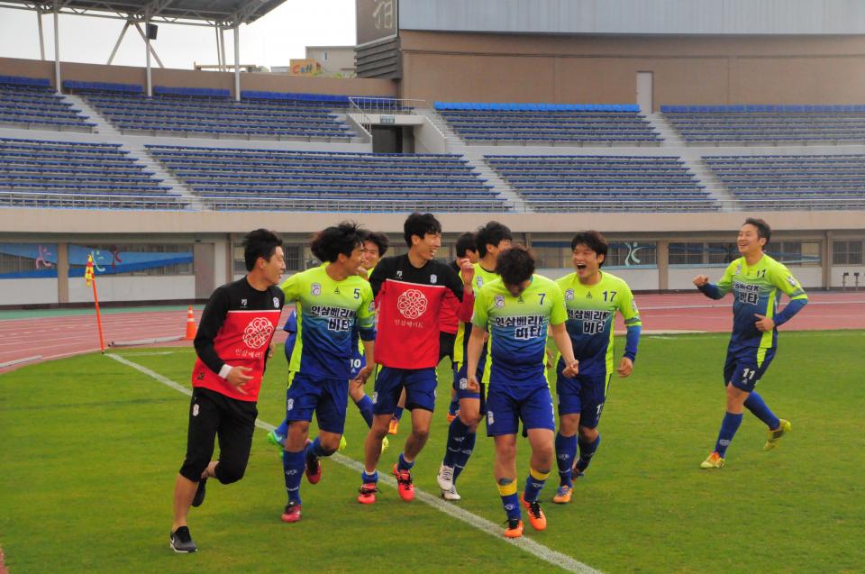 지난 2일 청주종합운동장에서 열린 99회 전국체전 남자축구 충북대표 선발전 1라운드 두 번째 경기에서 직장인팀 SMC엔지니어링 선수들이 K3리그 청주FC를 꺾은 뒤 기뻐하고 있다.