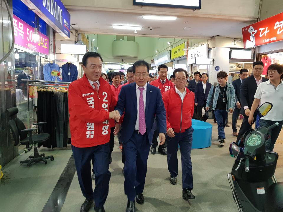 홍준표 자유한국당 대표 제천 방문 당직자 및 후보자 격려