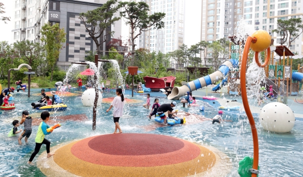 전국 대부분 지역에 폭염 특보가 내려진 22일, 물을 채운 대전 도심 한 아파트 놀이터에서 아이들이 물놀이하며 더위를 식히고 있다.
