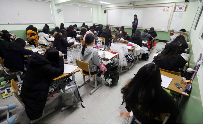 2018학년 대학수학능력시험이 일주일 연기된 16일 대전의 한 고등학교 3학년 수험생들이 학교에 나와 자습을 하고 있다.