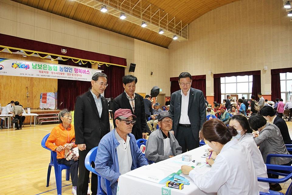 김태종(오른쪽) 충북농협본부장(가운데), 구본양 남보은농협조합장, 이석구 농협보은군지부장이 의료 진료를 받고 있는 농업인들을 살피고 있다.