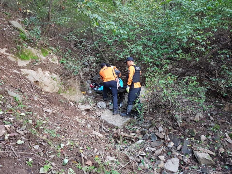 충주소방서 구조대원들이 야산에서 발견된 A할머니에게 구조 활동을 벌이고 있다.