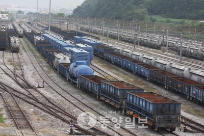 철도파업 이틀째인 28일 화물열차 운행률이 30%를 보이고 있는 가운데 코레일 충북본부 조차장역에 시멘트 운송열차와 화물열차들이 운행을 중지한채 길게 줄지어 서 있다.