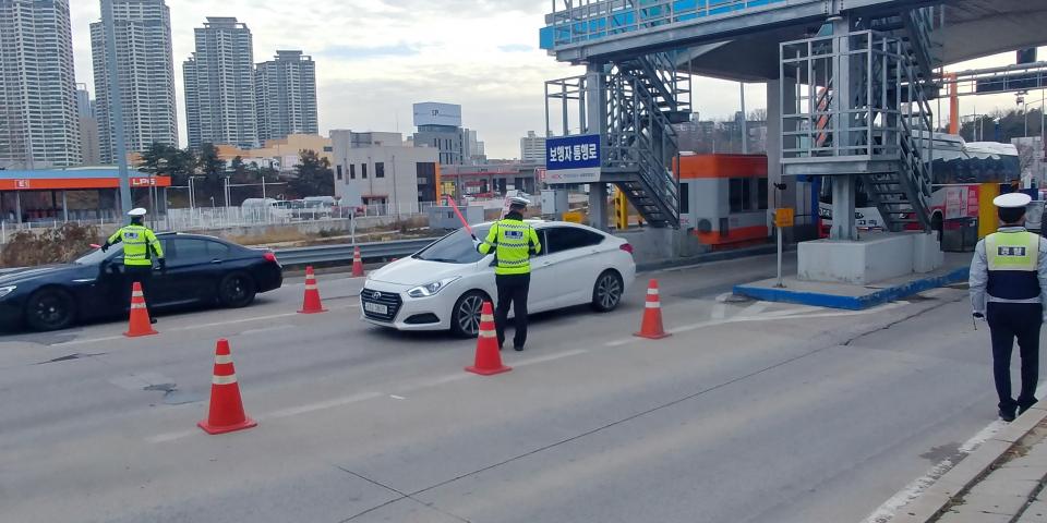 충북경찰청이 5일 도내 고속도로 톨게이트 통행차량을 대상으로 전 좌석 안전벨트 단속을 벌이고 있다.