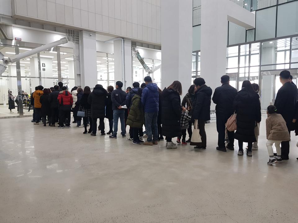 12일 오후 국립현대미술관 청주를 찾은 관람객들이 1층 개방 수장고 입장을 기다리고 있다.