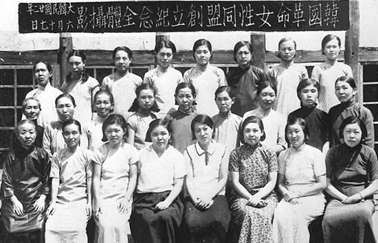 1940년 6월 17일 한국혁명여성동맹 창립기념 전체 촬영사진. 앞줄 왼쪽 세 번째가 이국영 선생. <충북남부보훈지청>
