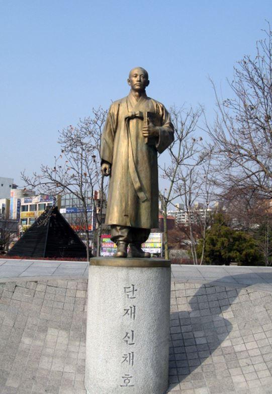 청주예술의전당 앞 단재 신채호 선생 동상이 2월의 우리고장 현충시설에 선정됐다.