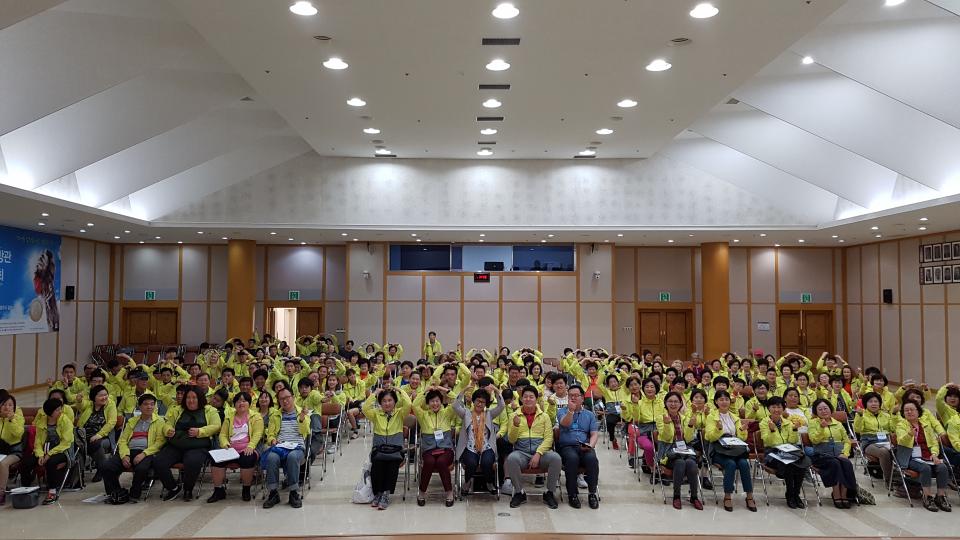 전국장애인체전과 전국소년체전에 참여하는 자원봉사자들이 손으로 하트 모양을 그리며 환하게 웃고 있다.
