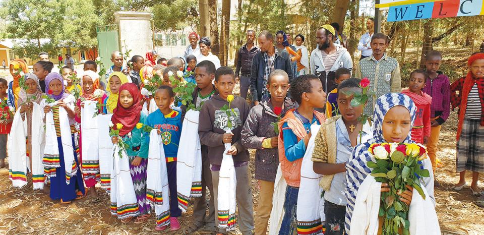 에티오피아 에네모레나 에너 지역에 건립된 ‘충청북도홀’ 준공식에 참석하는 충북방문단을 맞기 위해 장미꽃을 들고 기다리는 이 지역 주민들과 어린이들.