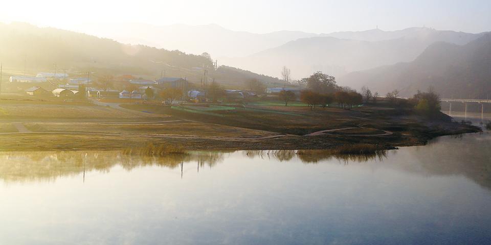 도담삼봉 너머에 있는 고즈넉한 마을.