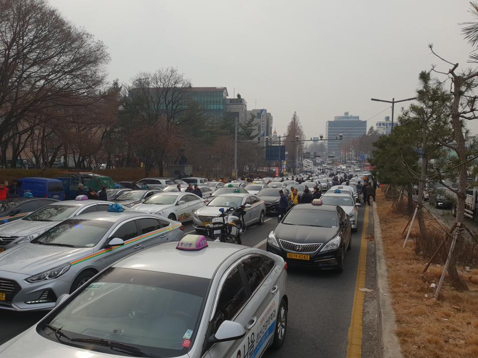 20일 오전 대전 대덕구 경부고속도로 대전IC 인근에 서울서 열리는 카풀반대 집회에 참가하려는 택시들이 집결해 도로가 꽉 막혀 있다.