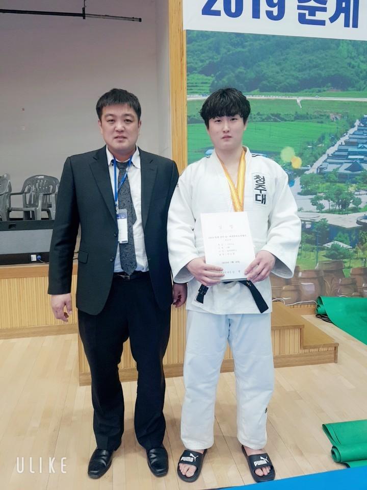 청주대 유도부 최성하(왼쪽) 코치와 박도훈 선수.