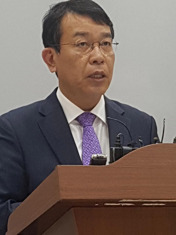 정의당 김종대(비례대표) 국회의원이 4일 오후 충북도청 브리핑룸에서 ‘정부가 주도하고 민·관·군이 협력하는 항공정비(MRO)단지를 청주에 조성해야 한다’는 기자회견을 하고 있다.