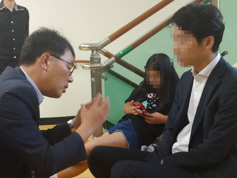 4일 오전 도교육청을 찾아 김병우 교육감 면담을 요구하며 항의하고 있는 학부모(오른쪽)를 교육청 관계자가 설득하고 있다.