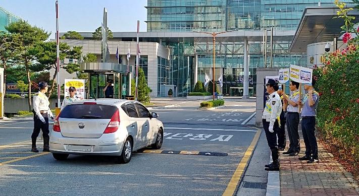충북경찰청 정문에서 출근길 직원들을 상대로 음주운전 단속이 진행되고 있다.