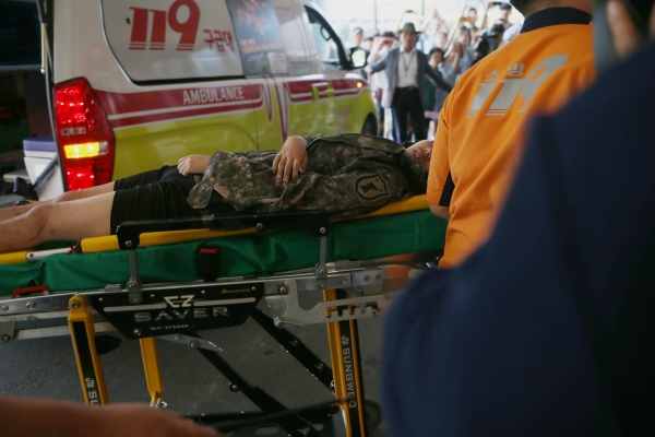 지난달 23일 청주의 한 야산에서 실종된 지 11일 만에 무사생환한 조은누리양이 2일 오후 4시 55분께 충북대병원 응급실로 옮겨지고 있다.