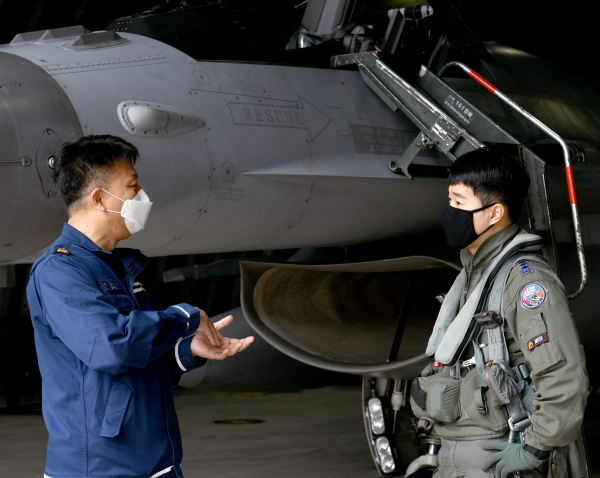 충북 충주시 19전투비행단에서 마스크를 착용한 조종사와 정비사가 기체를 점검하고 있다. [공군19전비 제공]