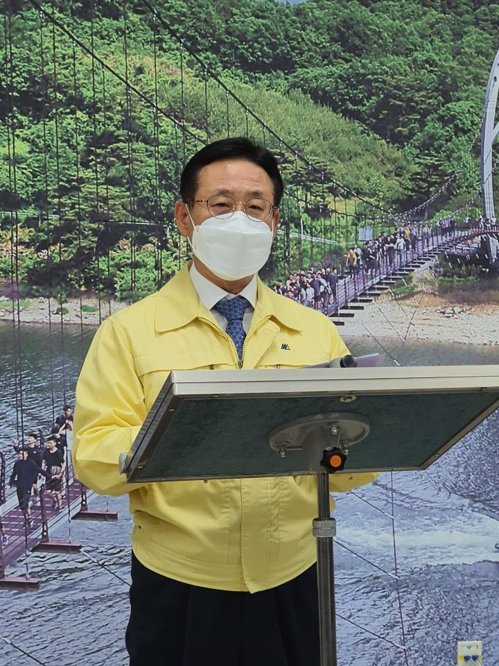 괴산에 코로나19 확진자가 발생한 4일 이차영 괴산군수가 긴급 기자회견을 하고 있다.