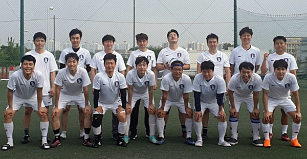 충북농협풋살동호회 회원들이 게임을 마친 뒤 환하게 웃고 있고 있다.