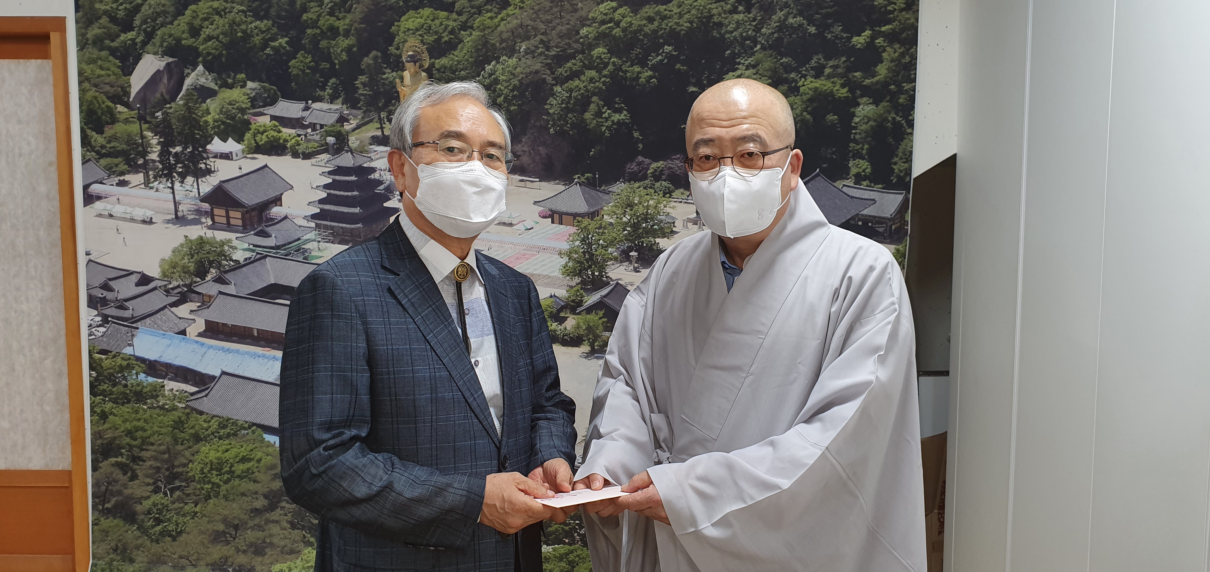 동양일보 조철호 회장, 각운 법주사 부주지 스님