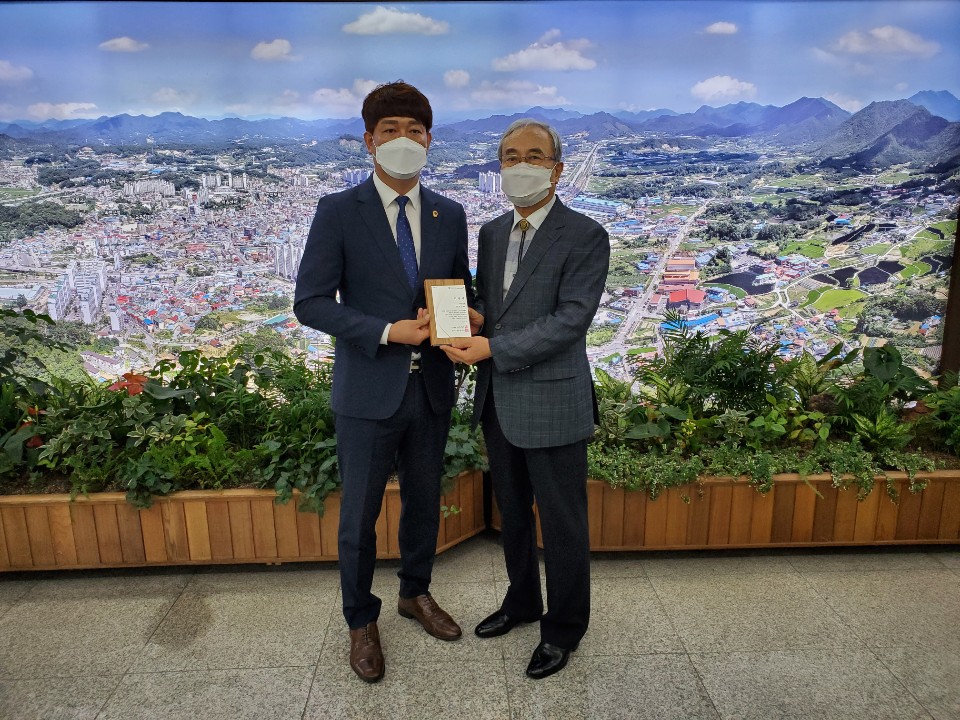 7일 금유신 (주)선차일 대표가 사랑의 점심나누기 성금을 조철호(가운데)회장에게 전달하고 홍보대사로 위촉받고 있다.