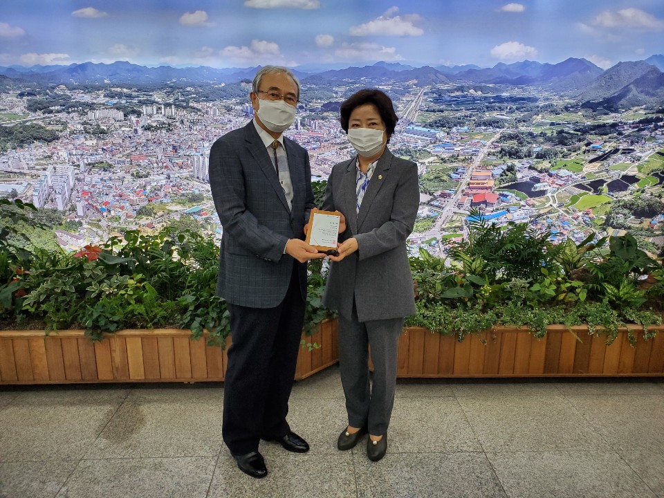 7일 강정옥 옥천군새마을회 회장이 사랑의 점심나누기 성금을 조철호(가운데)회장에게 전달하고 홍보대사로 위촉받고 있다.