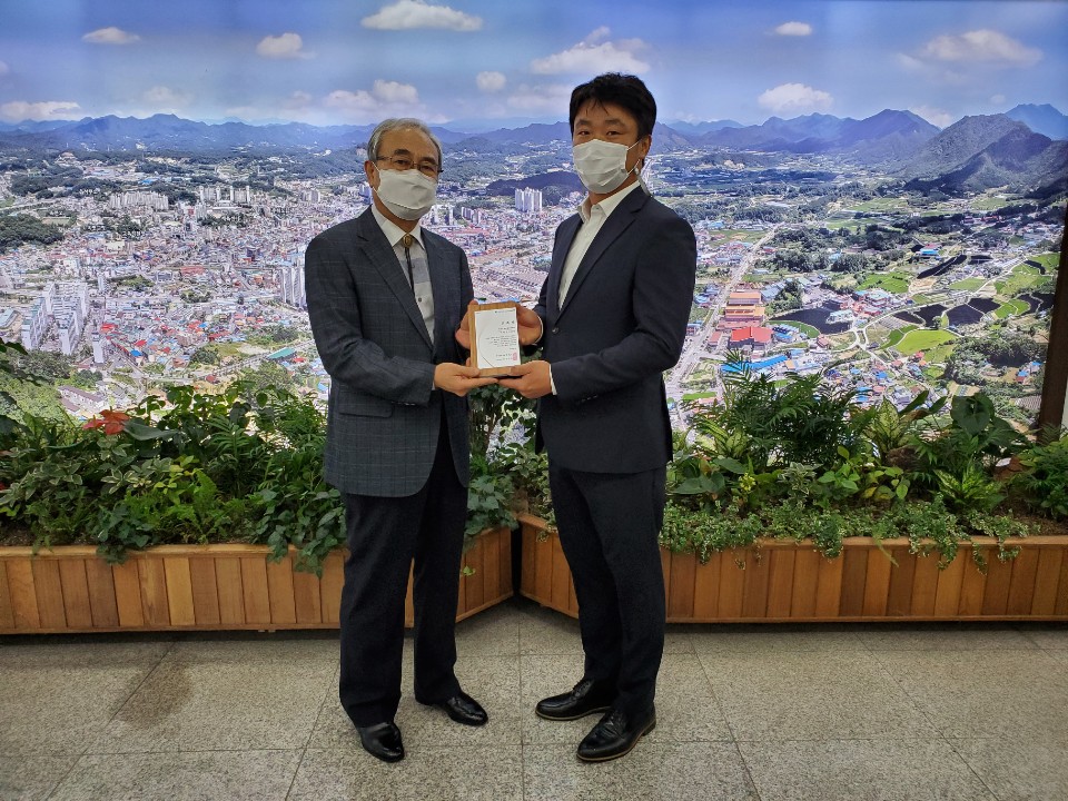 7일 이정민 옥천군 청년발전위원회 부위원장이 사랑의 점심나누기 성금을 조철호(가운데)회장에게 전달하고 홍보대사로 위촉받고 있다.