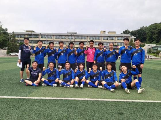 지난해 열린 충청북도 직장축구대회에 도청 축구동호회 회원들이 파이팅하고 있다.