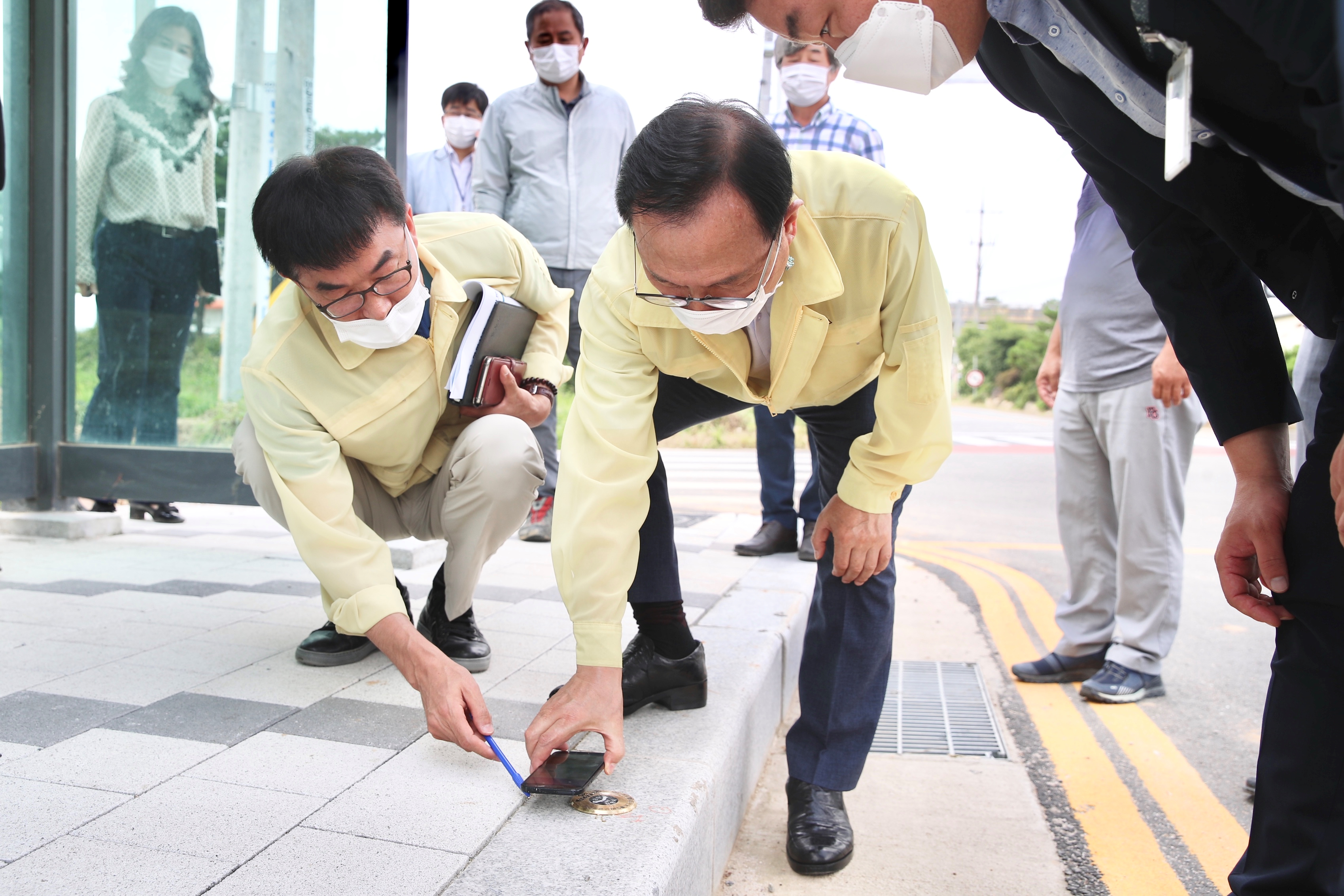 박상돈 천안시장이 국도 34호선 개설공사 신기술 전자태그 삽입 지능형 시설을 점검하고 있다.