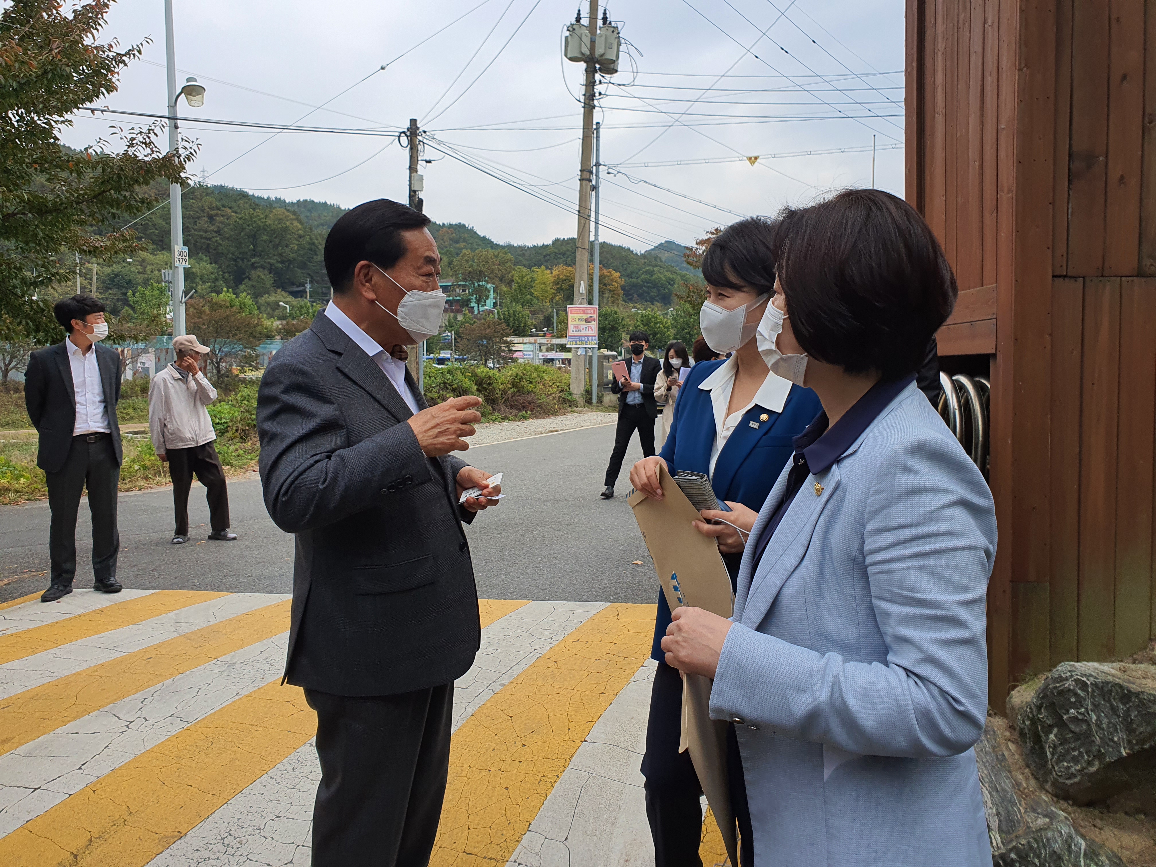 박문의 충북도의회 의장이 국회 환경노동위원회 의원들과 만나 충북의 현안을 건의하고 있다.