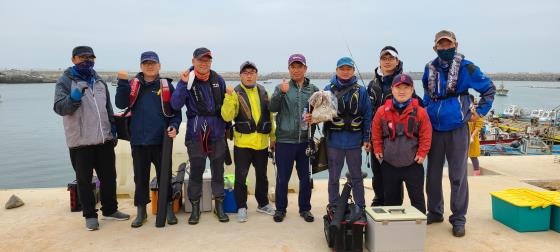 당진시청 낚시동호회 회원들이 지난 10월 당진 장고항에서 낚시 후 파이팅을 외치고 있다.
