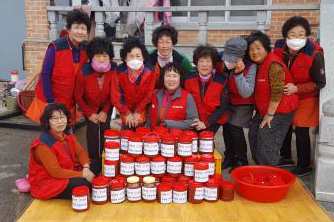 탄부면 자원봉사회 회원들이 어르신들께 전달할 반찬꾸러미를 만든 후 기념촬영하고 있다.