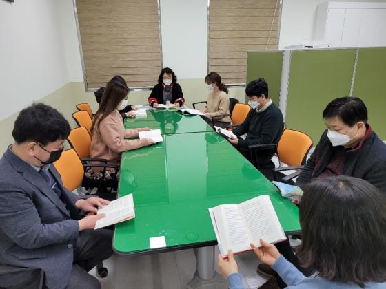 충북대 학습동아리 '다독임' 회원들이 코로나19 방역수칙을 준수한 채 독서모임을 갖고 있다.