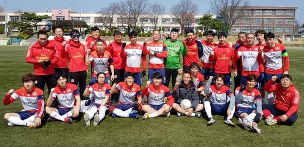 금산·중앙·인삼·추부·양령·이글 축구회의 등 6개 팀으로 구성된 금산군 축구협회 회원들이 파이팅을 하고 있다.