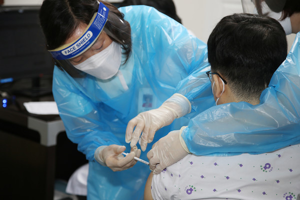 청주 흥덕구에 소재하고 있는 재활요양병원에서 코로나19 예방접종이 진행되고 있다.