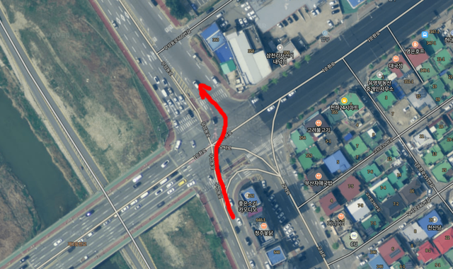직진인지 우회전인지 헷갈리는 도로”…안내 표지판도 작아 사고위험성 높아 사회 기사본문 - 동양일보