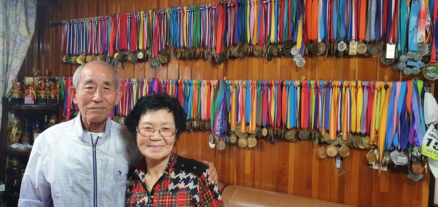 부인 정금윤 (77세) 씨와 거실이 온통 기념메달.상장이가득한 모습