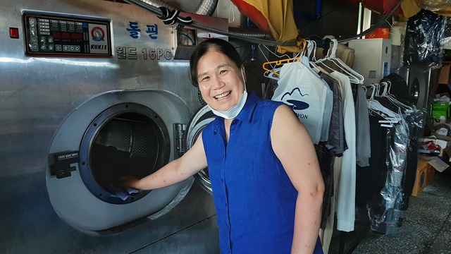 박경애(56·사진) 충주 목행세탁소 대표.