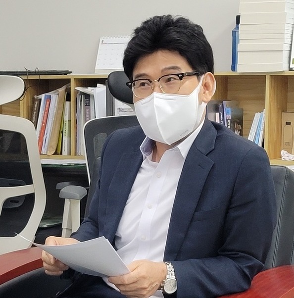 이정기 충북도 균형건설국장이 17일 충북도청 기자실에서 충청권 광역철도 선도사업 선정과 관련해 설명하고 있다. / 충북도